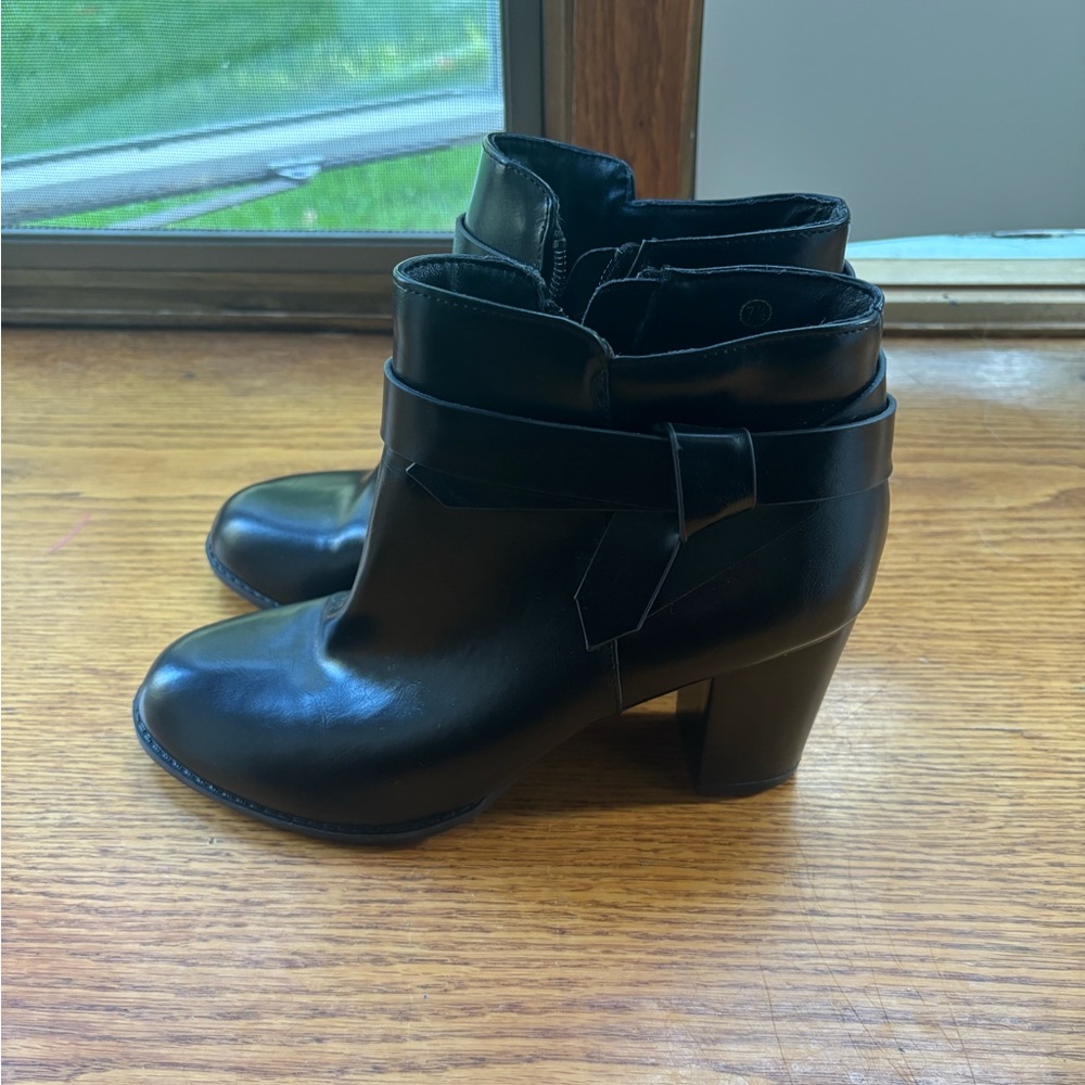Sleek Black Zby Ankle Booties Women’s 7.5